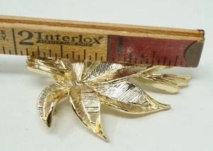 VTG SIGNED GERRY'S 2" 6 Point Leaf TEXTURED Gold tone metal Brooch Pin Jewelry - Picture 1 of 5