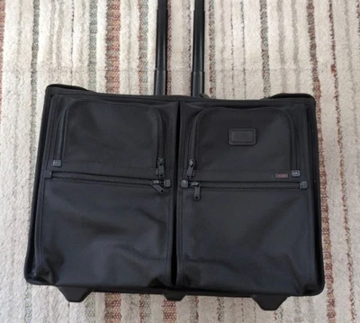 Bolso de ropa con ruedas TUMI Alpha, negro  Foto 1 de 4