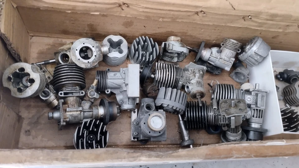 Lotto di pezzi / ricambi per motori scala 1:10.  Come da foto, visto e piaciuto. - Immagine 1 di 4