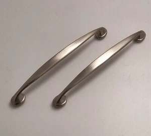 2 x FÖRMIGER SCHRANKGRIFF 128mm GEBÜRSTET NICKEL HIATT HARDWARE 762412 1 ZERKRATZT - Bild 1 von 3