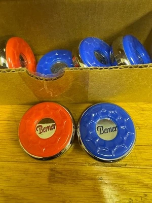 Berner Deluxe Shuffleboard Pucks - 彩色雕刻标志 - 2 1/8 英寸 4 红色,4 蓝色 — 第 1/3 张图片
