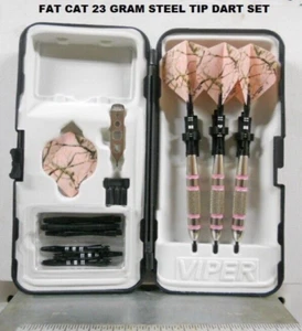 Juego de dardos Fat Cat Realtree rosa camuflaje 23 gramos punta de acero con estuche almeja - Imagen 1 de 6
