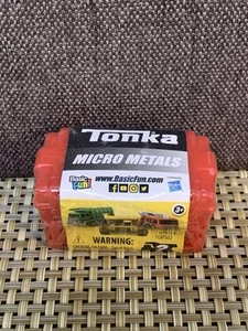 HASBRO TONKA MICRO METALS - 1 VEICOLO - 1 CAPSULA ROSSA CIECA - SIGILLATO - MINI GIOCATTOLO - NUOVO - Foto 1 di 7