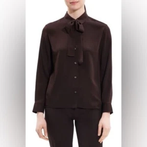 Blusa Theory Moder con botones de seda con cuello atado en visón - Imagen 1 de 8
