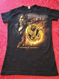 Die Tribute von Panem T-Shirt ~ Girl On Fire ~ Sci Fi ~ Jennifer Lawrence ~ S ~ Junioren ~ sehr guter Zustand! - Bild 1 von 10
