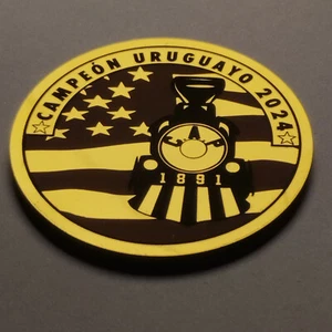 C.A. PEÑAROL CAMPEÓN URUGUAYO 2024 MEDALLA DORADA SIN USAR, EN CAJA MEDALLA CONMEMORATIVA FÚTBOL - Imagen 1 de 13