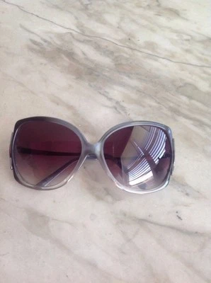 Nicole Miller Sunglasses Nicole Black & Grey Frame Black Lenses — 第 1/4 张图片