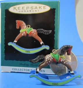 Adorno miniatura Hallmark 1995 caballo mecedor - Imagen 1 de 13