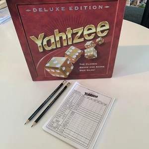 Yahtzee DELUXE EDITION Score Pad & 2 Matite Scorepad Parte di Ricambio 1997 Usato in Ottime Condizioni - Foto 1 di 5