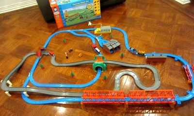 TOMY Thomas the Train Giant Set Motorizado Sistema de Carreteras y Ferrocarriles 2006 JUEGO COMPLETO Foto 1 de 4