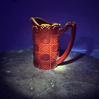 Crema roja rubí vidrio prensado europeo de principios de 1900 con mango Chippendale Foto 1 de 4