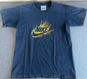 Nike T-Shirt Ragazzo Piccolo Blu Navy Fiamma Grafica Maglione Cotone - Foto 1 di 6