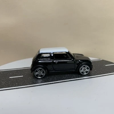 Mini Cooper 2005 Hot Wheels Mainline #140 2001 negro/blanco con radios cromados PR5 casi nuevo Foto 1 de 4