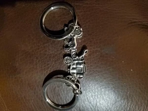 Neu ohne Etikett Schlüsselanhänger Schlüsselring Anhänger Silber Signatur Pferd und Buggy - Bild 1 von 1