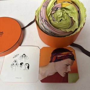 Bufanda de seda Hermes Pleats Carre 90 MONDE DU POLO amarillo rosa usada con caja - Imagen 1 de 11
