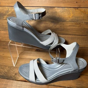 Sandalia de cuña Crocs Leigh II con correa al tobillo para mujer 11 gris humo/carbón - Imagen 1 de 9