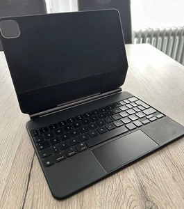 Apple Magic Keyboard für Applei Pad Pro/iPad Air - Schwarz (MXQT2D/A) - Bild 1 von 3