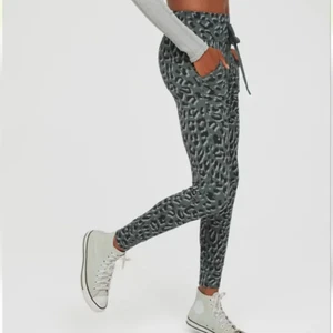 Offline by Aerie Jacquard Leopard Print High Rise Leggings Green Animal Pants L - Picture 1 of 7