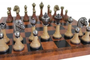 Classico Metallo E Legno Scacchi Set Con Marrone/Nero Similpelle Scacchiera - Foto 1 di 3