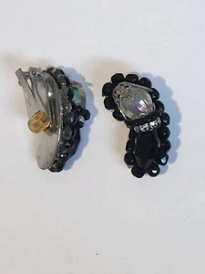 Vintage Hobe Clip On Earrings Black Bean Shape With Iridescent Accent - Picture 1 of 4
