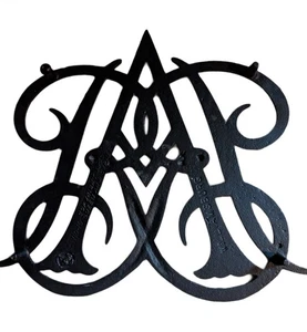 Large Vtg 1950 Williamsburg VA Metalcrafters Queen Ann Cypher Cast Iron Trivet - Picture 1 of 6
