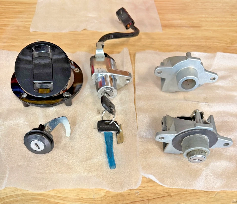 10-14 Victory Cross Country/ Tour, Ignition Switch, Fuel Cap, Trunk, Saddle Bags - Image 1 of 4