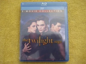 The Twilight Saga: 5-Movie Collection (Blu-ray) new factory sealed - Foto 1 di 1