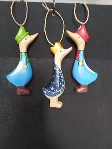 SET DI TRE ANATRE DECORATIVE DA APPENDERE IN LEGNO INTAGLIATO A MANO - Foto 1 di 11