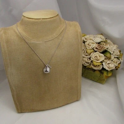 Collar de plata de ley con dije de beso trasero plano extra grande 3D de Hershey's Foto 1 de 4