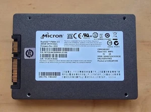 EMC 118032957 Micron RealSSD P400m 200GB SSD 2.5" SATA 6Gb/s MTFDDAK200MAN-2S1AA - Afbeelding 1 van 3