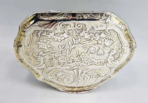 Fine 18TH CENTURY CONTINENTAL SOLID SILVER ENGRAVED SNUFF BOX c1740 Cover