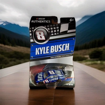 NASCAR AUTHENTICICS 🏁.. KYLE BUSCH.. 2024 WAVE 04.. COCHE DE ACEITE LUCAS #8 Foto 1 de 4
