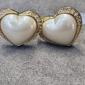 Orecchini Vintage Trifari Tono Oro Cuore Finta Perla Strass Clip On - Foto 1 di 6