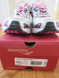 Zapato Deportivo Saucony Jóvenes Niñas G Cohesion 5 LTT Plateado/Rosa/Negro Talla 1.5M Usado en Excelente Condición - Imagen 1 de 6