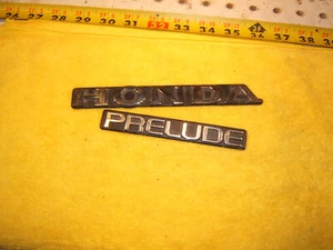 Tapa maletero trasero Honda Prelude 1982 plástico solo negro/plateado genuino 2 emblemas - Imagen 1 de 12