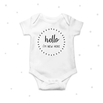LOVE U LOTS GIFTS Hallo ich bin neu hier Baby wachsen süß personalisiert Neugeborenes Baby Ankündigung