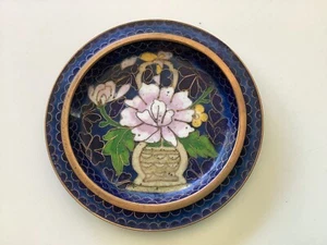 PLATO BARATIJA Cloisonne esmaltado de latón chino vintage con florero cesta flores rosas - Imagen 1 de 4