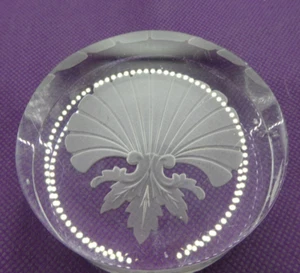 ROBERT GUENTHER Etched Fan Design Round Paperweight Signed - Picture 1 of 5