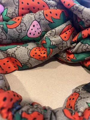 古驰女式丝绸草莓印花 GG 头带头巾带填充尺寸 M — 第 1/4 张图片