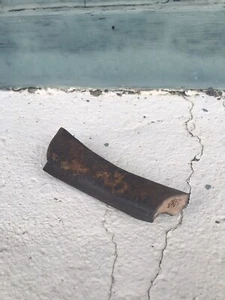 ESCASO DINOSAURIO SECCIÓN COSTILLA HUESO FÓSIL MUSEO ARTEFACTO TRICERATOPS  - Imagen 1 de 9