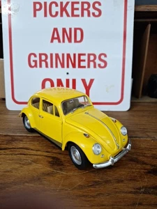 Road Toughs 1:18 scale Classic 1967 Volkswagen Beetle- Yellow - Picture 1 of 11