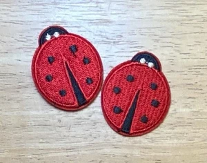 Ladybug Bordado (Juego de 2) Hierro en Parche, Insectos, 1.5" h por 1.5" con - Imagen 1 de 3