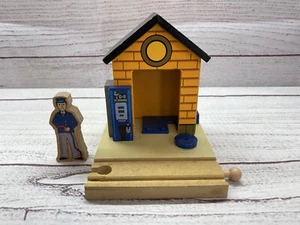 Imaginarium Thomas Wooden Railways G&O Gas Station  - w/ Attendant - Picture 1 of 5