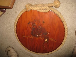 F. J. Sullivan Holz gebrannt bemalt Kalb Seil Bucking Bronco 15" Lasso Rahmen - Bild 1 von 8