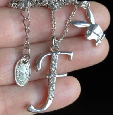COLLAR PLAYBOY LETRA “F” AUTÉNTICO CONEJITO CONEJO INICIAL - Color Plata, 19” Foto 1 de 4