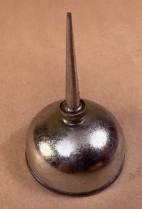 Petit bidon d'huile ancien pompe à pouce huile 2-3/4 pouces de haut x 2" en dia. Sans nom - Photo 1/8