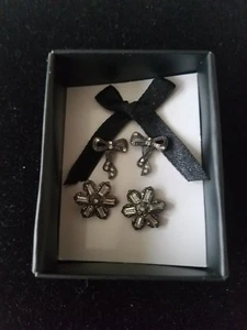 Avon Glamour Stud Earring Duo New in Gift Box Pierced Two Styles 1/2" - Picture 1 of 2