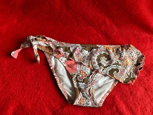 HOT KISS Traje de Baño Para Mujer Bikini Parte Inferior M Floral Detalle Cinturón Nuevo Sin Etiquetas - Imagen 1 de 12