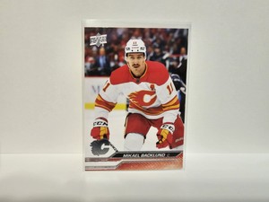 2023-24 Upper Deck Series 1 Base Mikael Backlund #27 - Calgary Flames