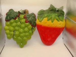 Set aus zwei Vintage 70er Wandtafeln ~ Erdbeeren & Trauben ~ sehr guter Zustand ~ 7,25 "x 9" - Bild 1 von 5